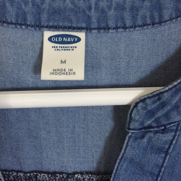 Old Navy sleeveless v neck denim shirt - Picture 2 of 3